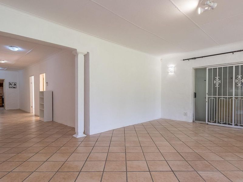 Charming Country Living in Chartwell - Spacious 5-Bedroom Family Home To Let - Photo 3