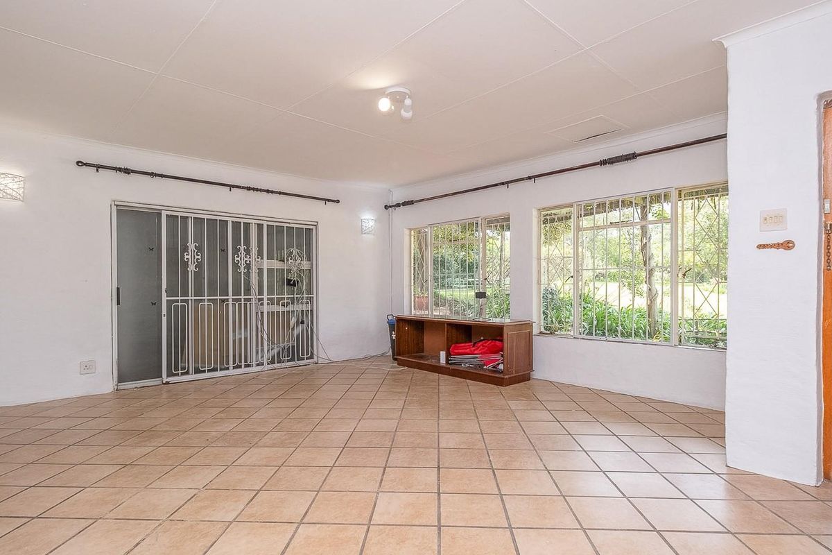 Charming Country Living in Chartwell - Spacious 5-Bedroom Family Home To Let - Photo 4