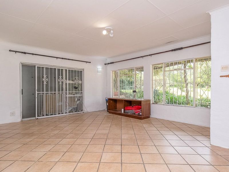 Charming Country Living in Chartwell - Spacious 5-Bedroom Family Home To Let - Photo 4