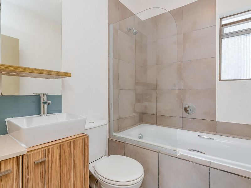 Stunning, Newly Renovated 3-Bedroom Apartment To Let | Soho Lofts, Beverley, Fourways - Photo 9