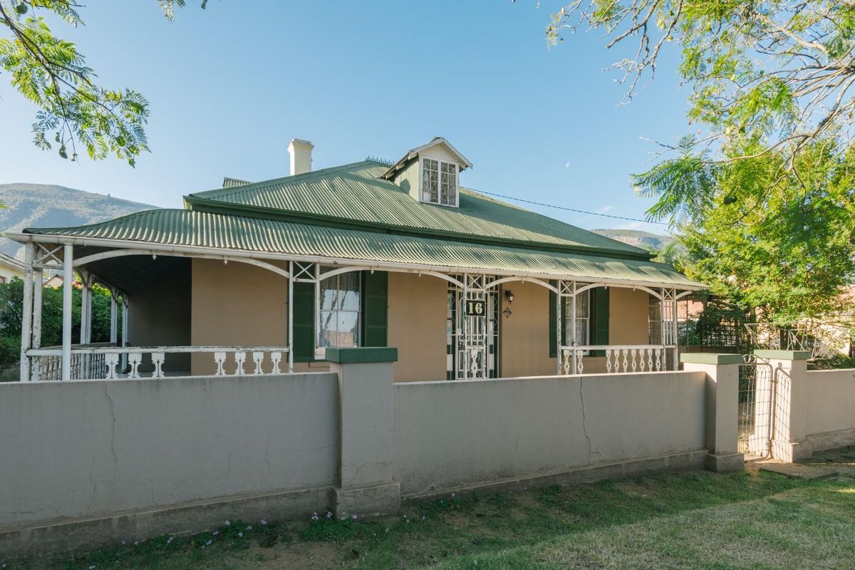 Unlock the Potential in This Charming Fixer-Upper! - Photo 2