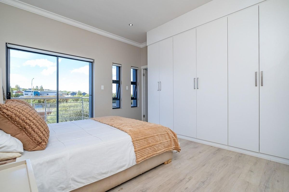 Elegant 3 Bedroom Family home in Midstream Meadows - Photo 5