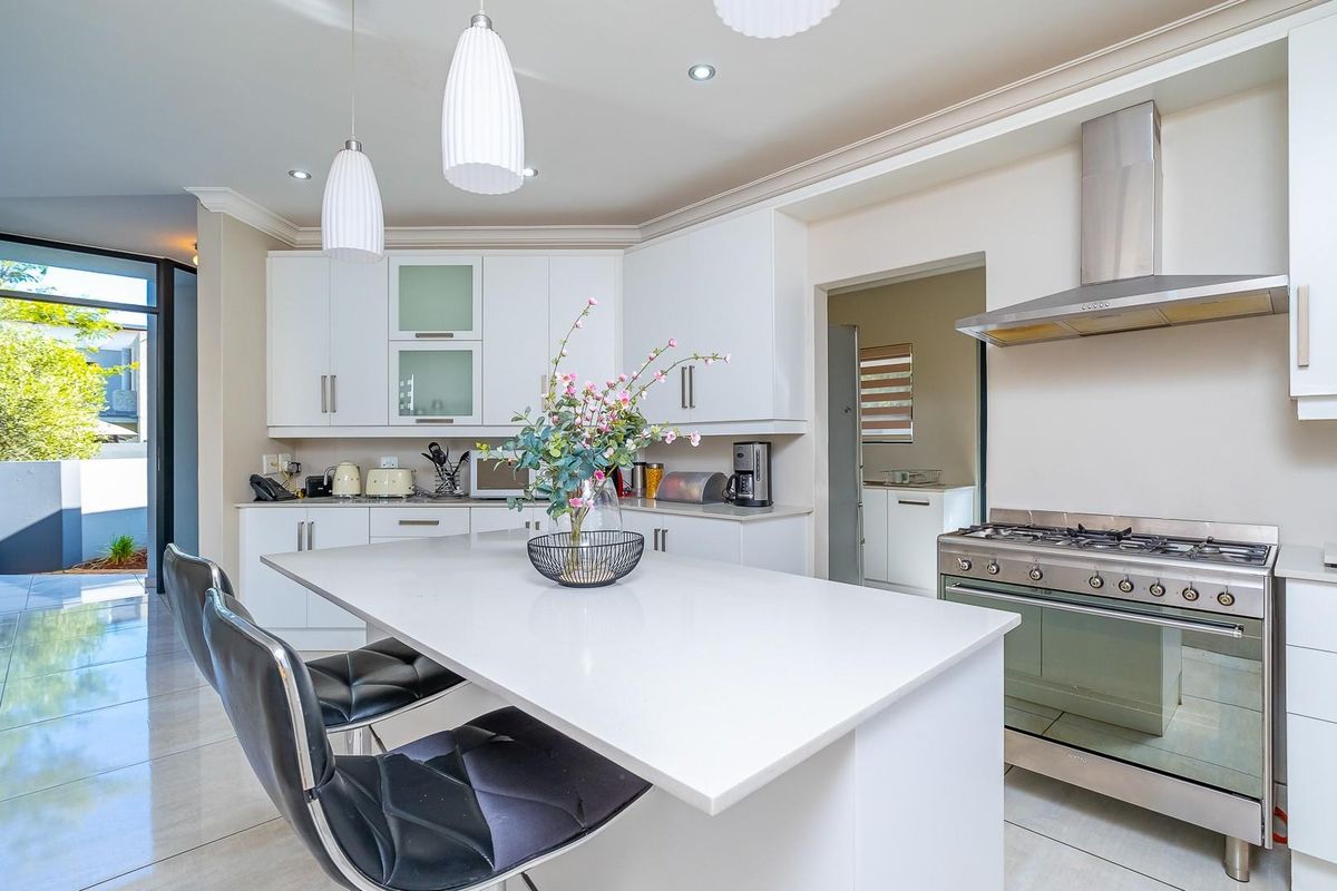 Elegant 3 Bedroom Family home in Midstream Meadows - Photo 4