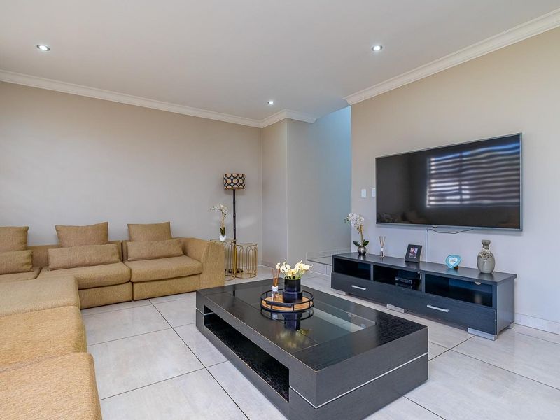 Elegant 3 Bedroom Family home in Midstream Meadows - Photo 7