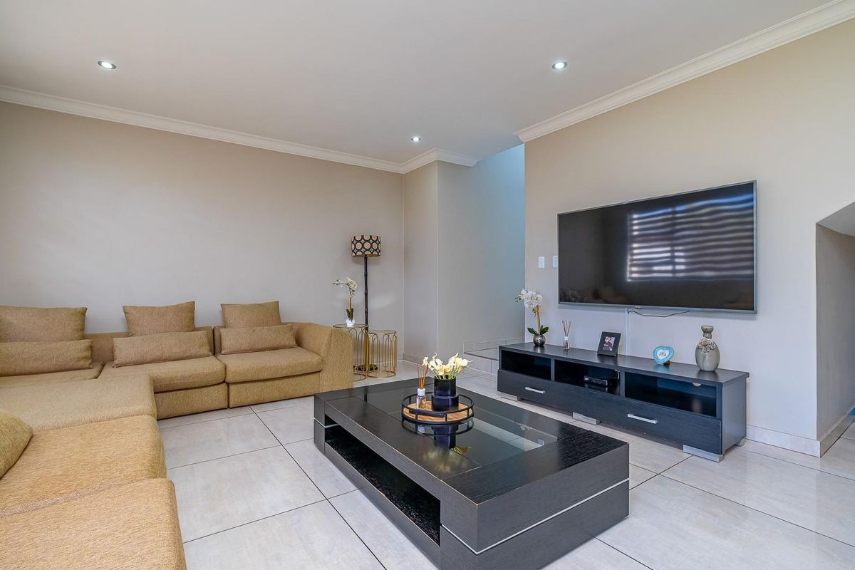 Elegant 3 Bedroom Family home in Midstream Meadows - Photo 3