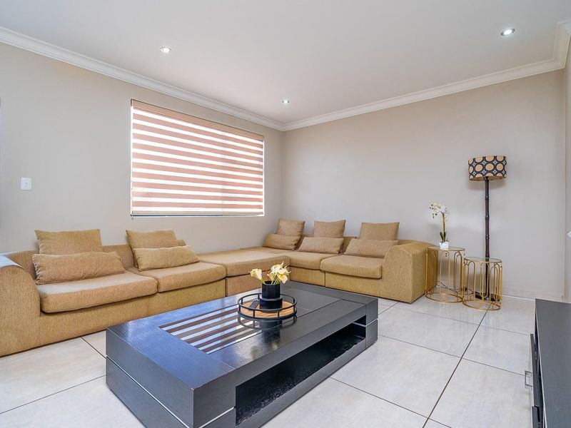 Elegant 3 Bedroom Family home in Midstream Meadows - Photo 8