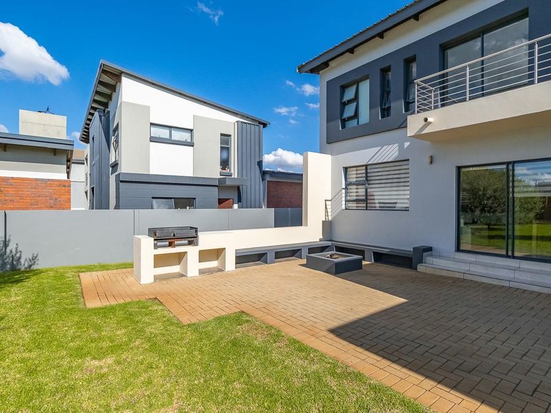 Elegant 3 Bedroom Family home in Midstream Meadows - Photo 2