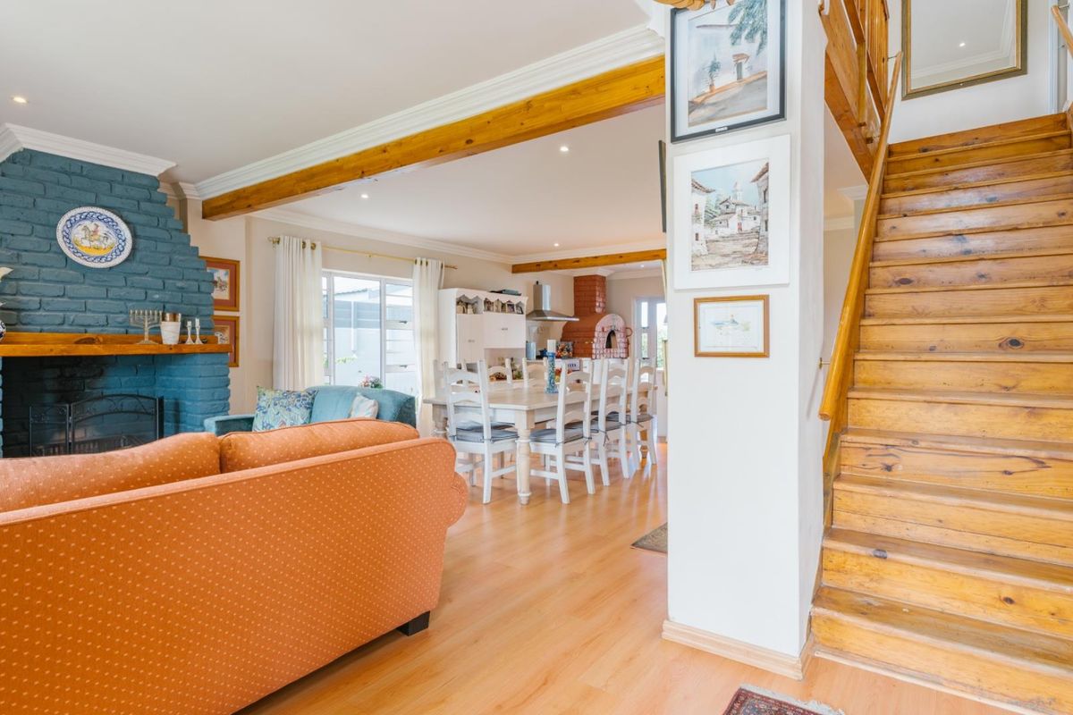 Elegant Coastal Residence in Kleinmond’s Sea Avenues - Photo 5