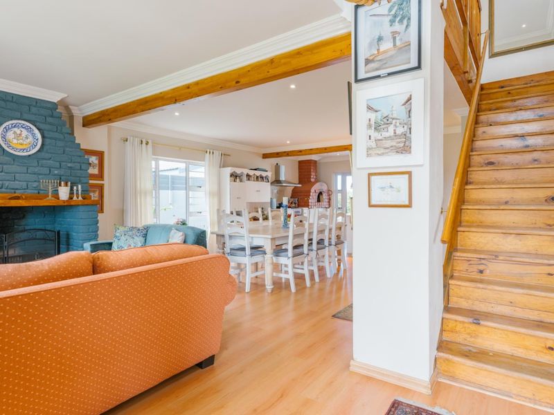 Elegant Coastal Residence in Kleinmond’s Sea Avenues - Photo 5