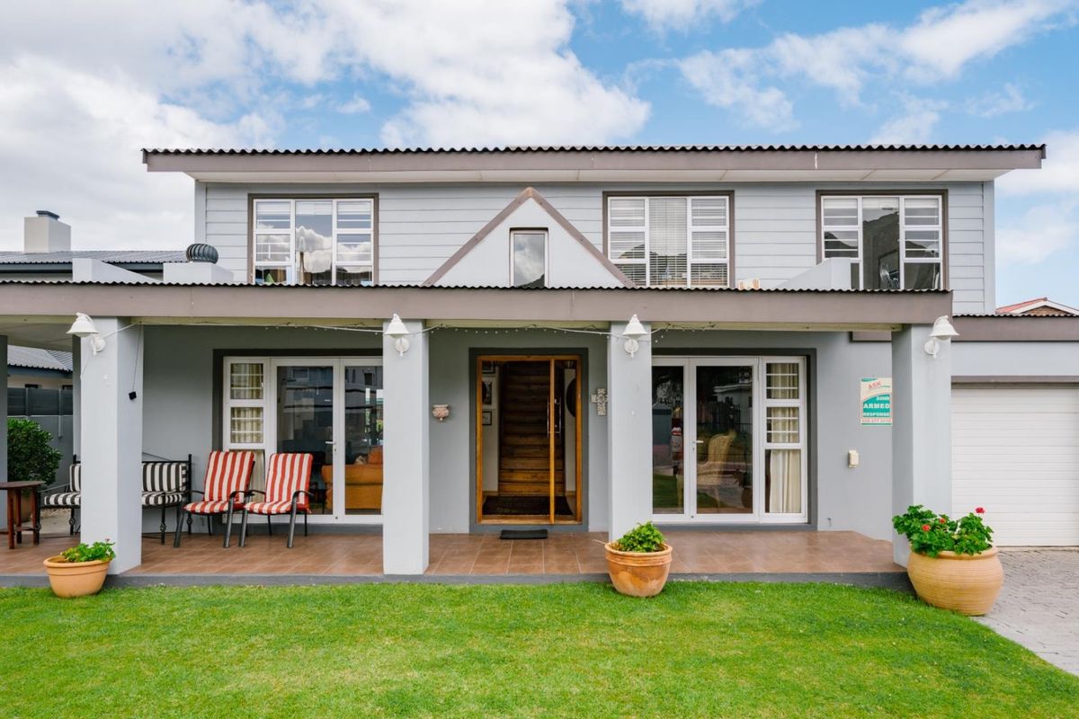 Elegant Coastal Residence in Kleinmond’s Sea Avenues - Photo 2