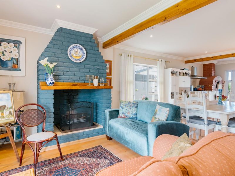 Elegant Coastal Residence in Kleinmond’s Sea Avenues - Photo 6