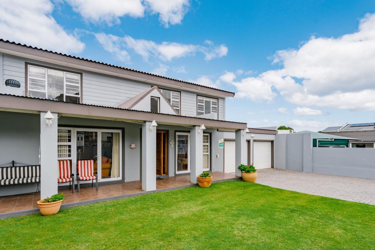 Elegant Coastal Residence in Kleinmond’s Sea Avenues - Photo 3