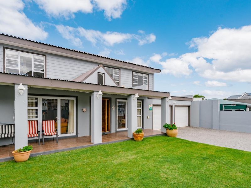 Elegant Coastal Residence in Kleinmond’s Sea Avenues - Photo 3