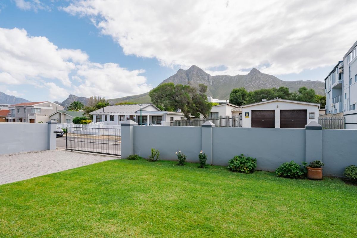 Elegant Coastal Residence in Kleinmond’s Sea Avenues - Photo 4