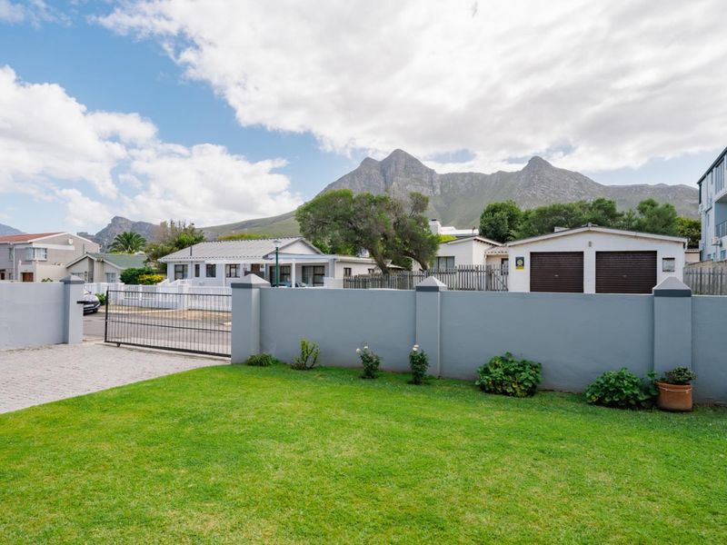 Elegant Coastal Residence in Kleinmond’s Sea Avenues - Photo 4