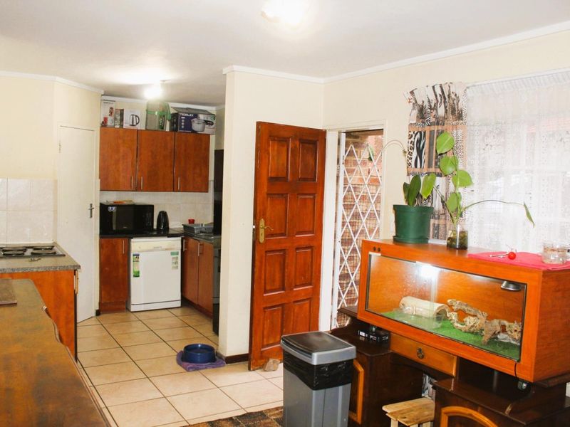 Perfect 2 bedroom ground floor apartment with garden in The Reeds. - Photo 7