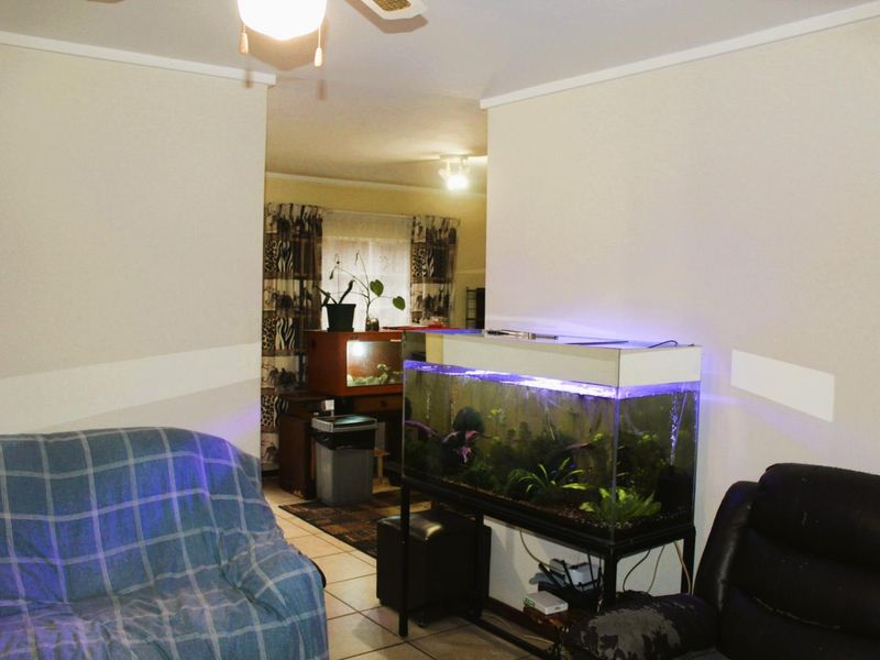 Perfect 2 bedroom ground floor apartment with garden in The Reeds. - Photo 4