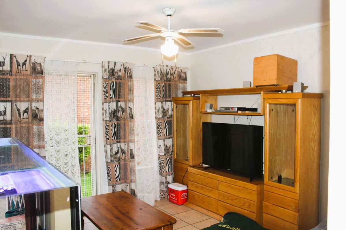 Perfect 2 bedroom ground floor apartment with garden in The Reeds. - Photo 3