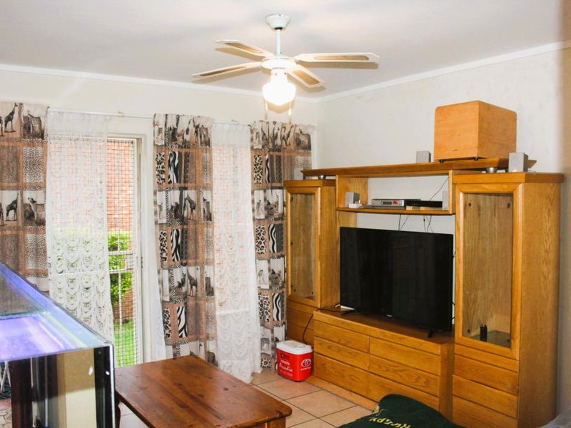 Perfect 2 bedroom ground floor apartment with garden in The Reeds. - Photo 3