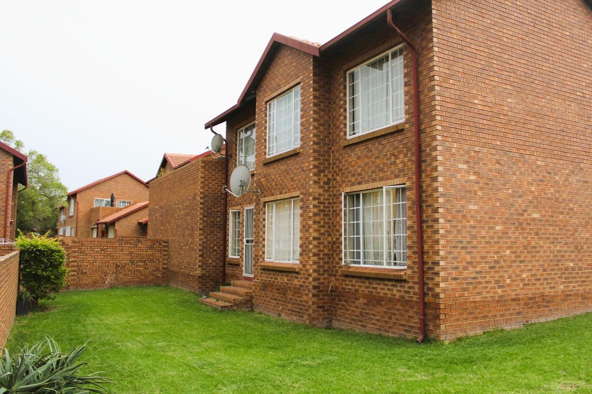 Perfect 2 bedroom ground floor apartment with garden in The Reeds. - Photo 2