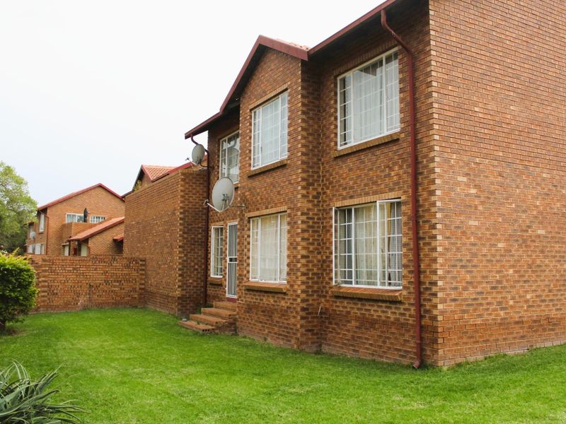 Perfect 2 bedroom ground floor apartment with garden in The Reeds. - Photo 2