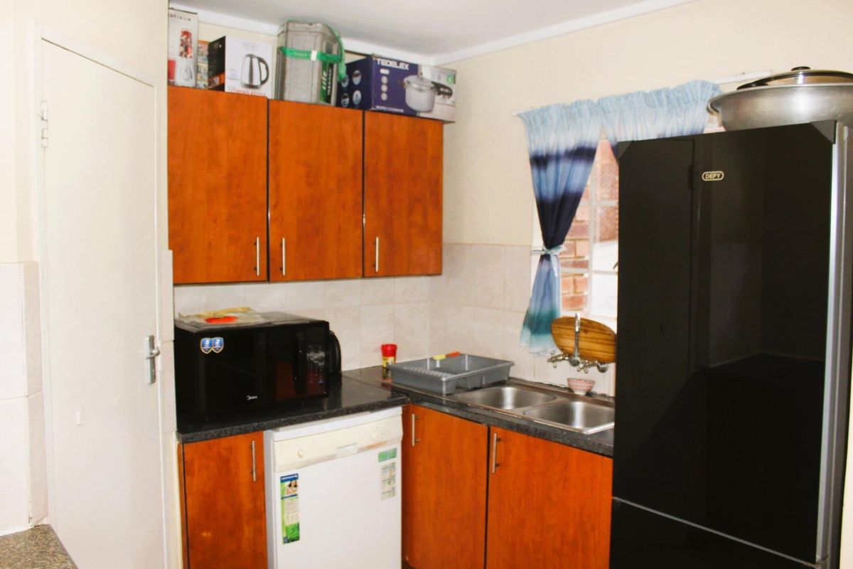 Perfect 2 bedroom ground floor apartment with garden in The Reeds. - Photo 5