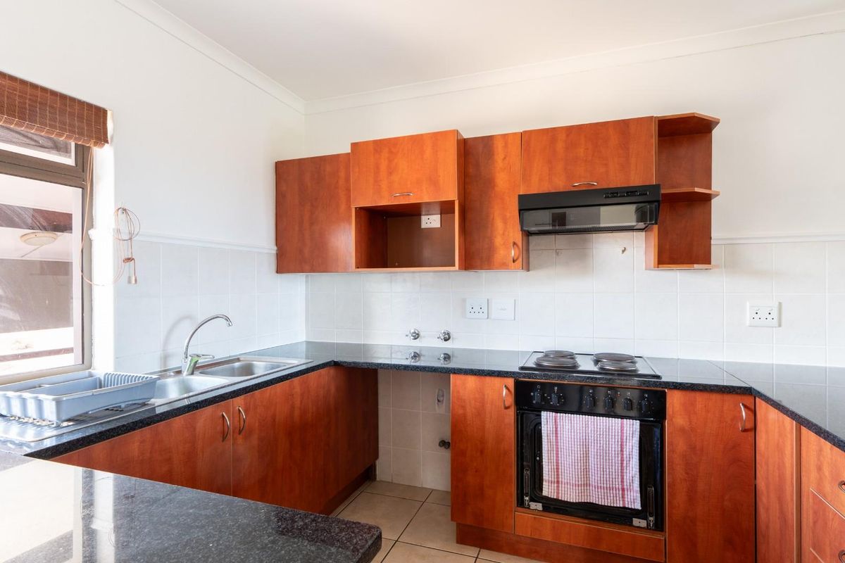 3-Bedroom First Floor Apartment in Langebaan Country Estate - Photo 4