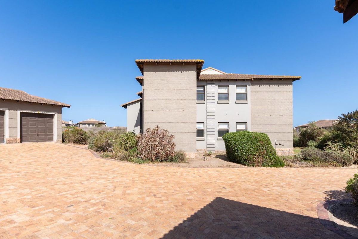 3-Bedroom First Floor Apartment in Langebaan Country Estate - Photo 3