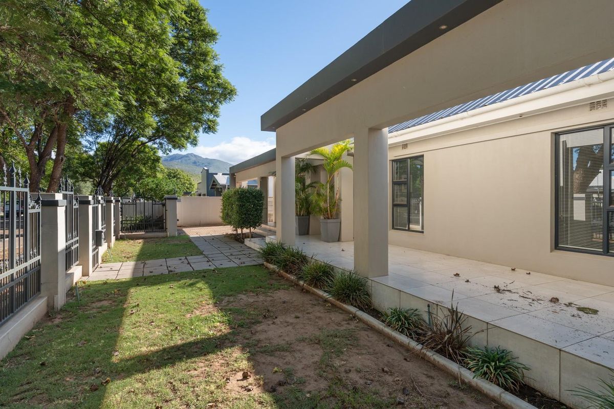 Stylish, Upgraded and Move-In Ready - Packed with Extras at an Exceptional Price in Robertson! - Photo 5