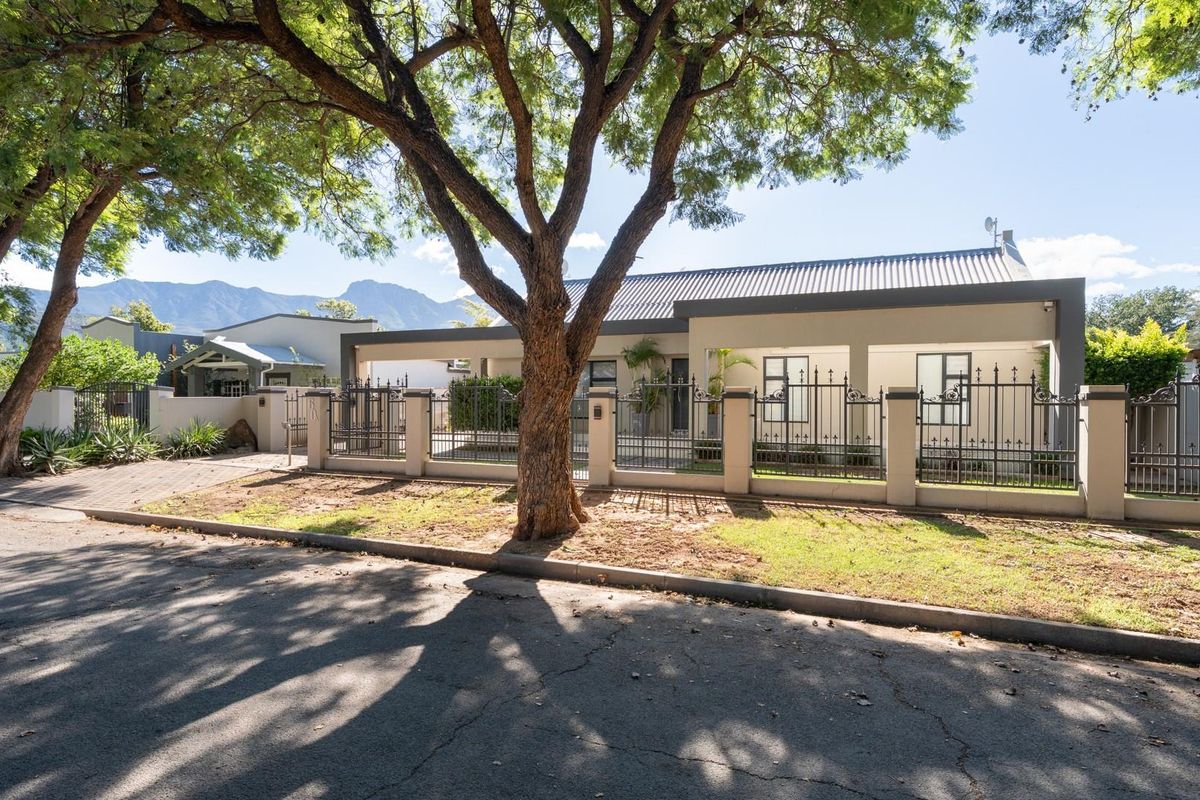 Stylish, Upgraded and Move-In Ready - Packed with Extras at an Exceptional Price in Robertson! - Photo 3