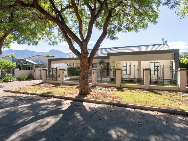 Stylish, Upgraded and Move-In Ready - Packed with Extras at an Exceptional Price in Robertson! - Photo 3