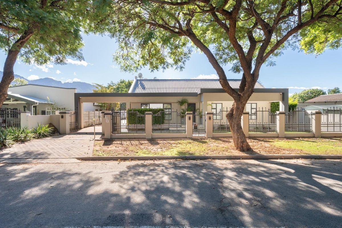 Stylish, Upgraded and Move-In Ready - Packed with Extras at an Exceptional Price in Robertson! - Photo 2