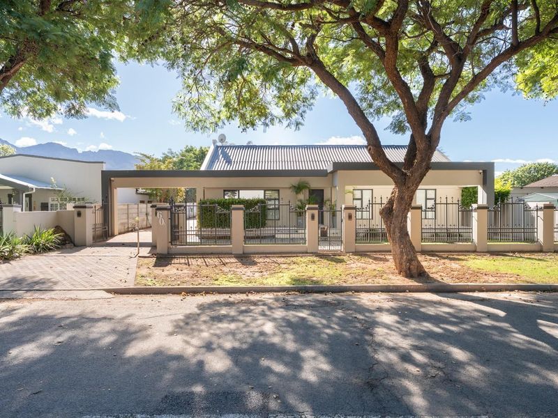 Stylish, Upgraded and Move-In Ready - Packed with Extras at an Exceptional Price in Robertson! - Photo 2
