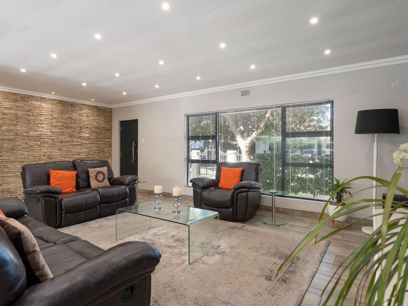 Stylish, Upgraded and Move-In Ready - Packed with Extras at an Exceptional Price in Robertson! - Photo 9