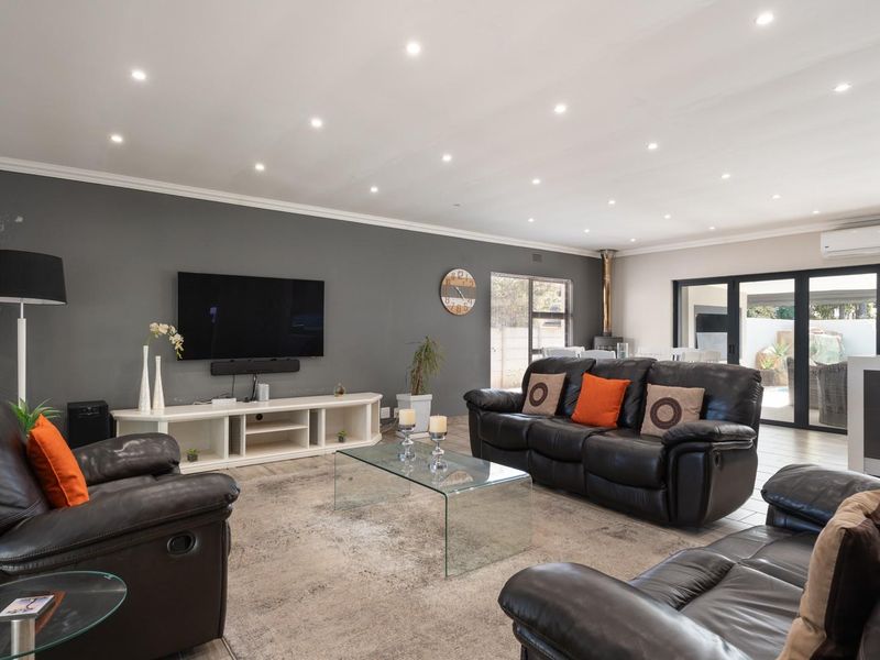 Stylish, Upgraded and Move-In Ready - Packed with Extras at an Exceptional Price in Robertson! - Photo 7