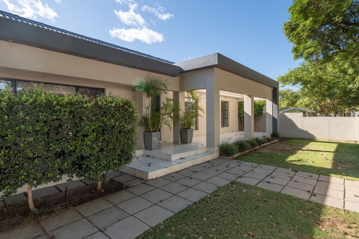 Stylish, Upgraded and Move-In Ready - Packed with Extras at an Exceptional Price in Robertson! - Photo 4