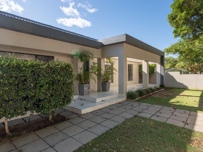 Stylish, Upgraded and Move-In Ready - Packed with Extras at an Exceptional Price in Robertson! - Photo 4