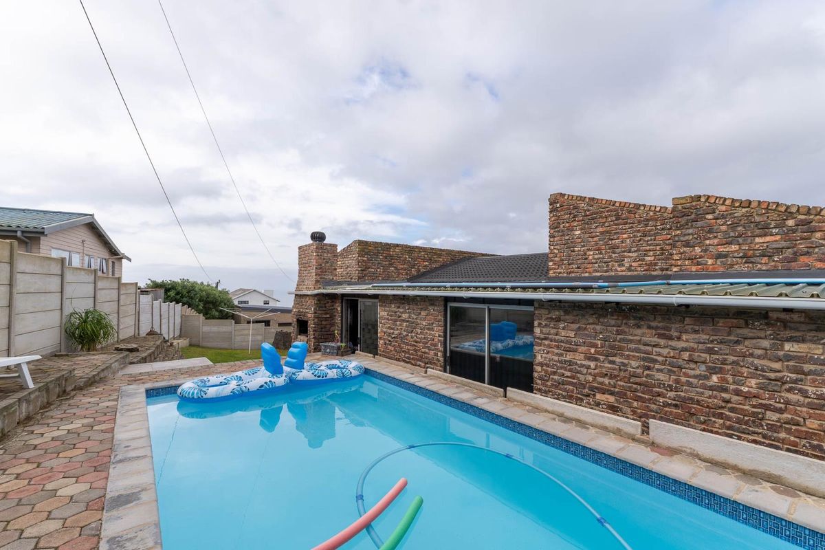Family Haven with Ocean Views in Dana Bay - Photo 3