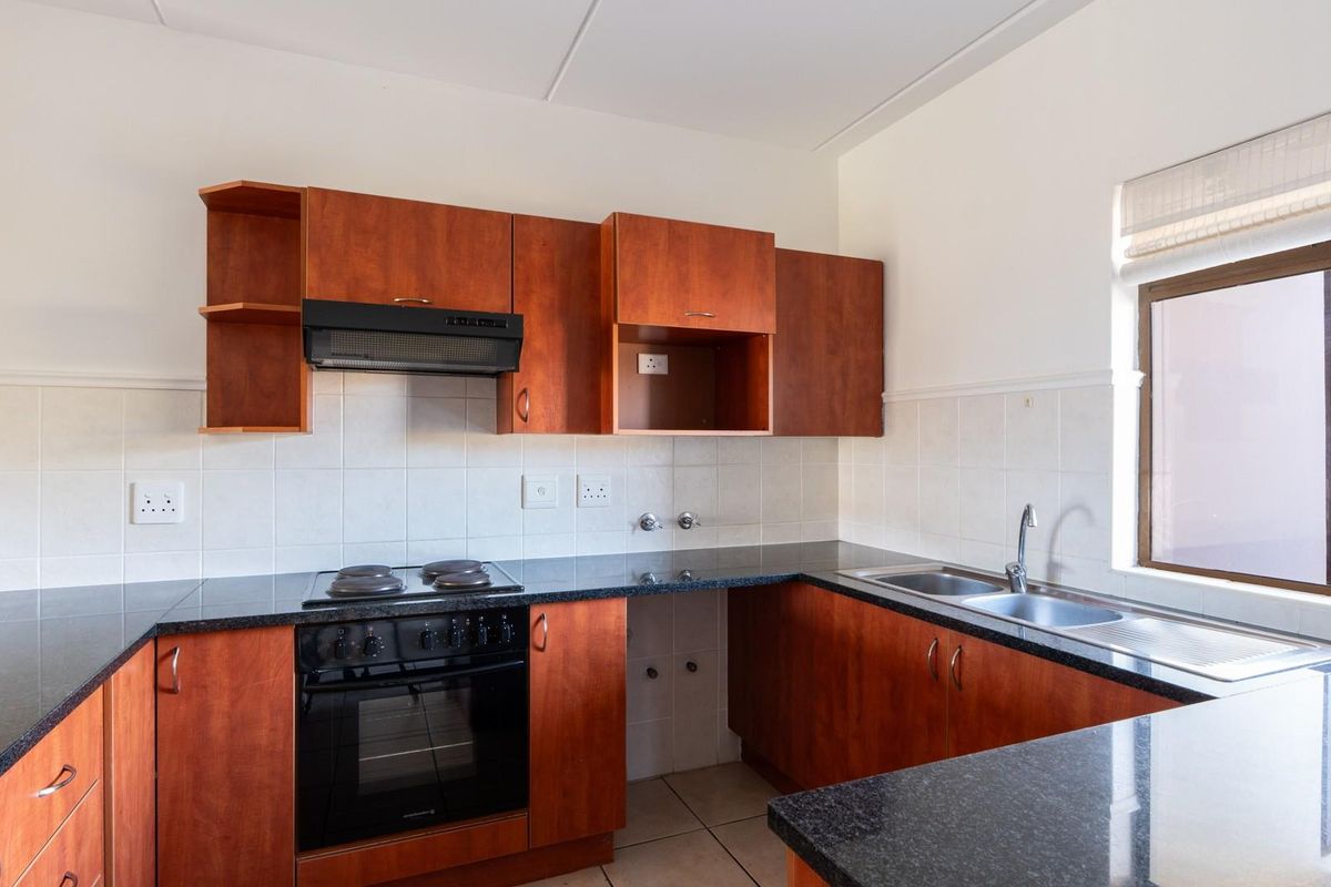 3-Bedroom Ground Floor Apartment in Langebaan Country Estate - Photo 3