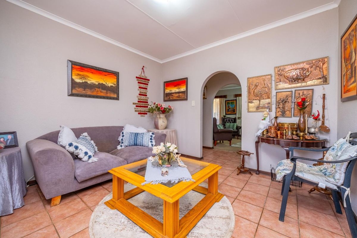 Freehold 6 Bedroom 4.5 Bathrooms 2 Garages with Solar for sale - Photo 4