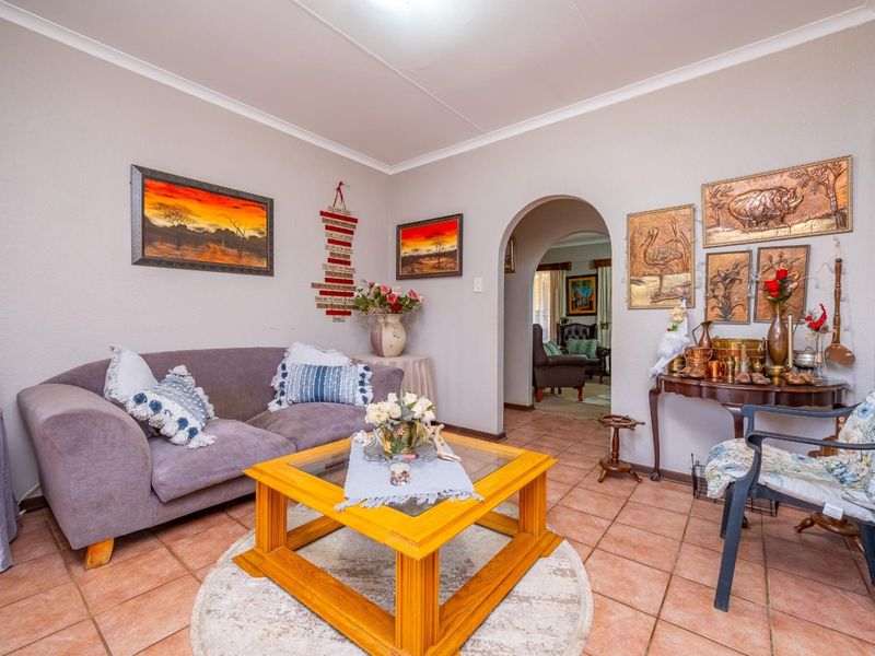 Freehold 6 Bedroom 4.5 Bathrooms 2 Garages with Solar for sale - Photo 4