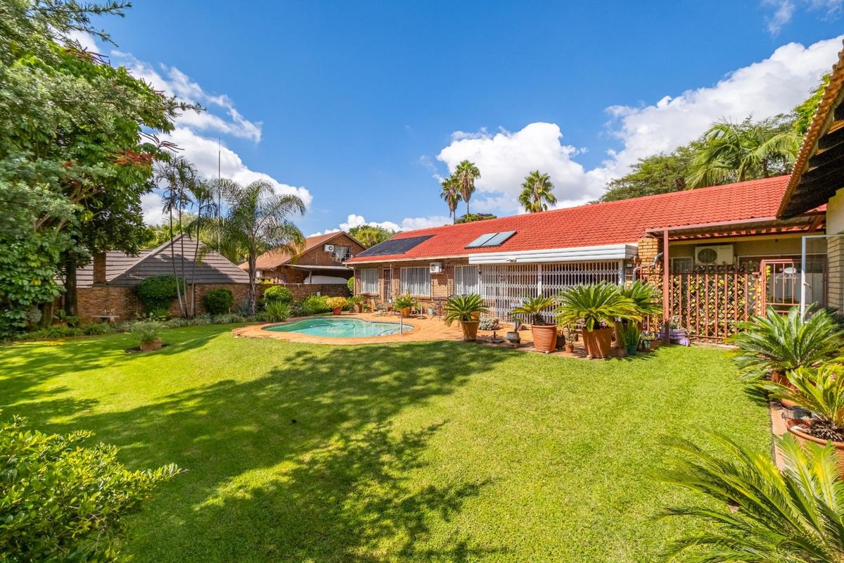Freehold 6 Bedroom 4.5 Bathrooms 2 Garages with Solar for sale - Photo 2