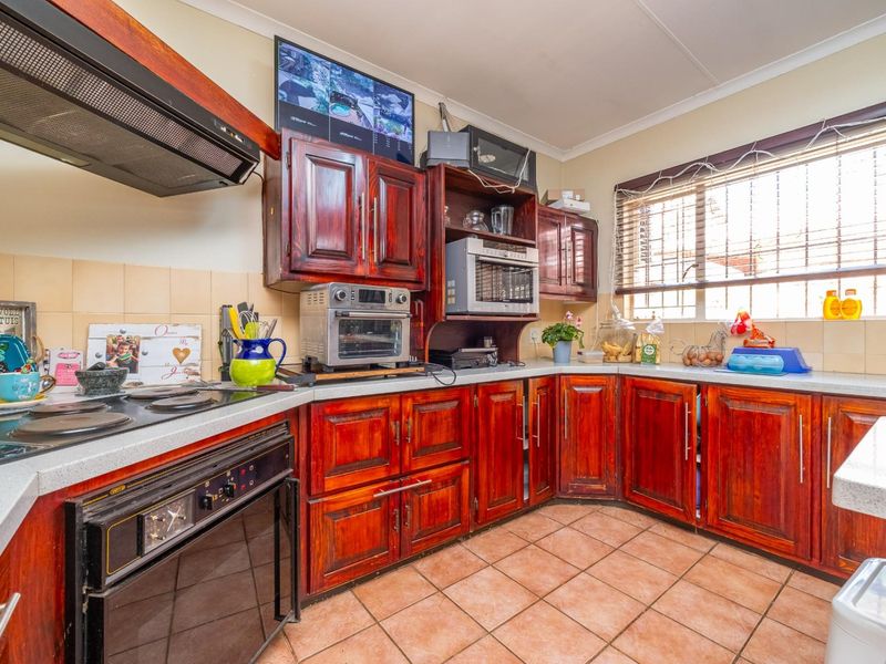 Freehold 6 Bedroom 4.5 Bathrooms 2 Garages with Solar for sale - Photo 10