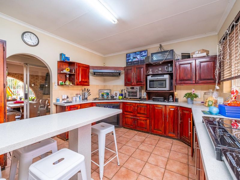 Freehold 6 Bedroom 4.5 Bathrooms 2 Garages with Solar for sale - Photo 9