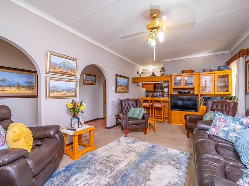 Freehold 6 Bedroom 4.5 Bathrooms 2 Garages with Solar for sale - Photo 7