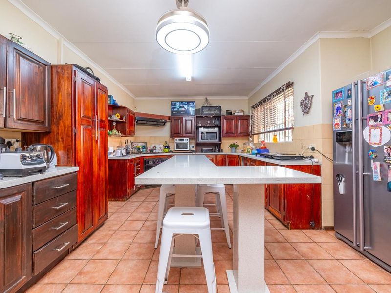 Freehold 6 Bedroom 4.5 Bathrooms 2 Garages with Solar for sale - Photo 8