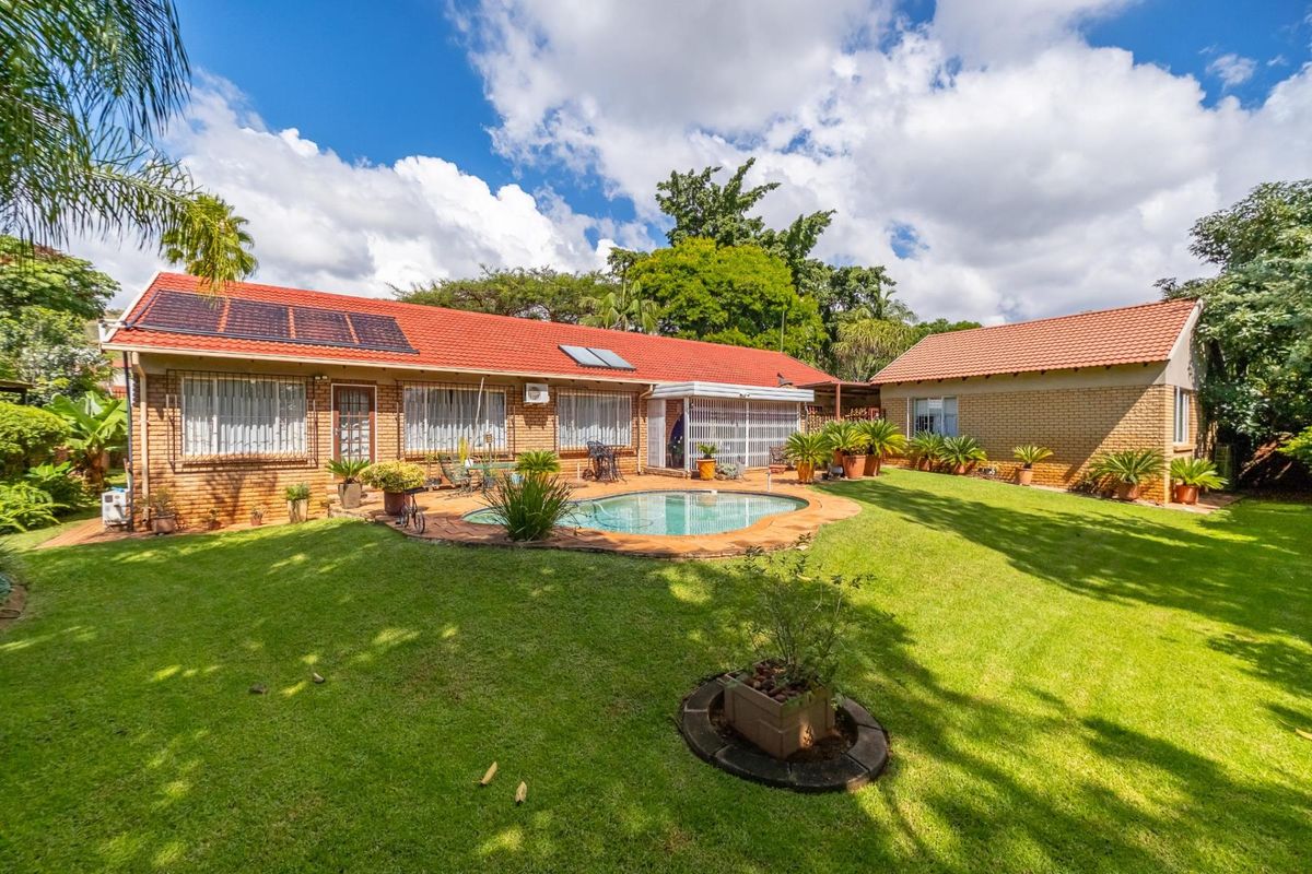 Freehold 6 Bedroom 4.5 Bathrooms 2 Garages with Solar for sale - Photo 2