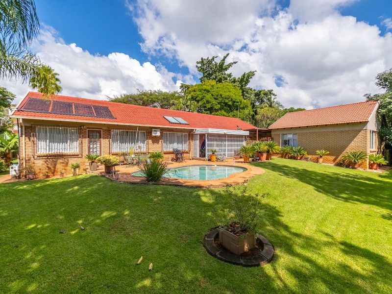 Freehold 6 Bedroom 4.5 Bathrooms 2 Garages with Solar for sale - Photo 2