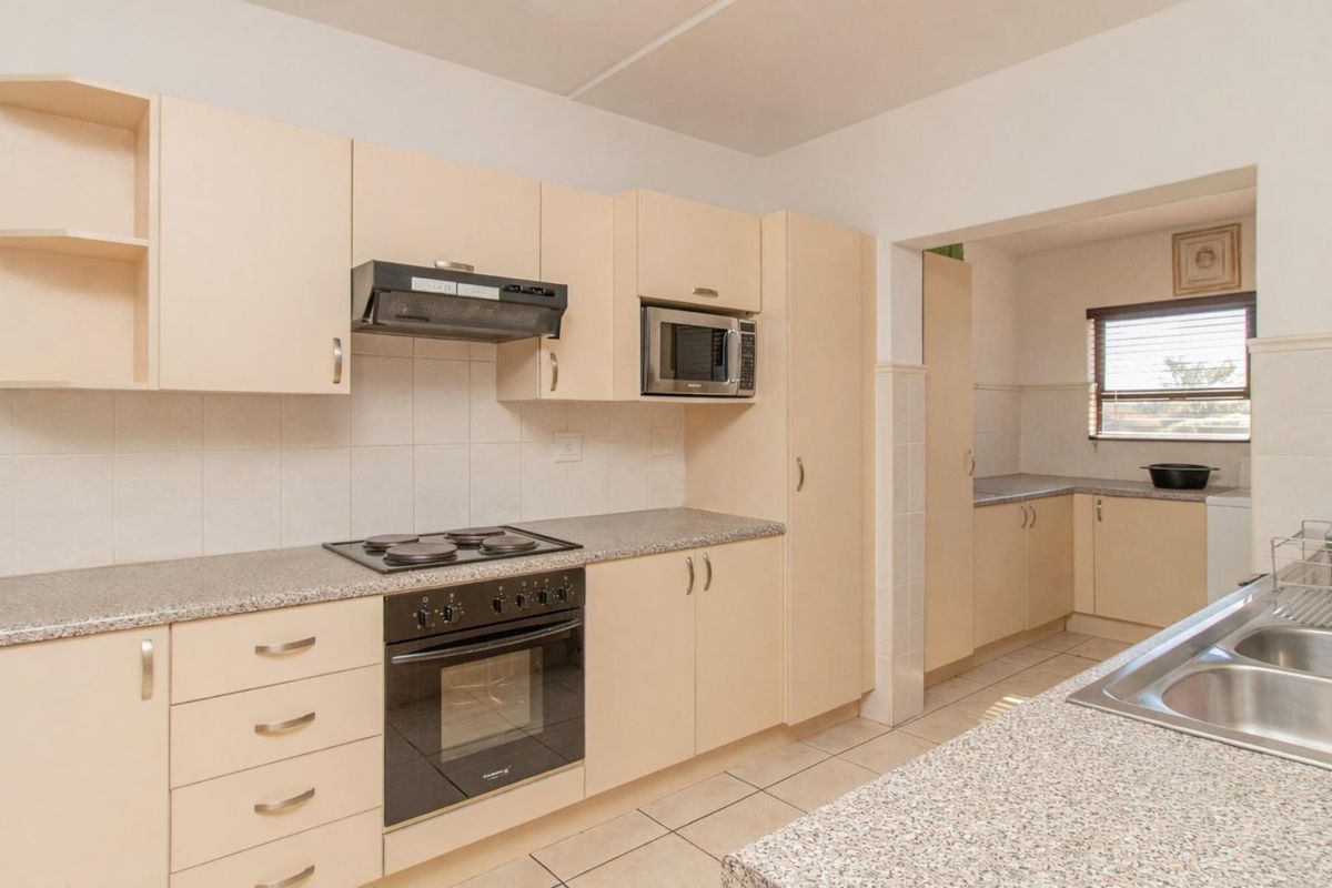 4 Bedroom Townhouse to Rent | Langebaan Country Estate | Prime Location - Photo 5