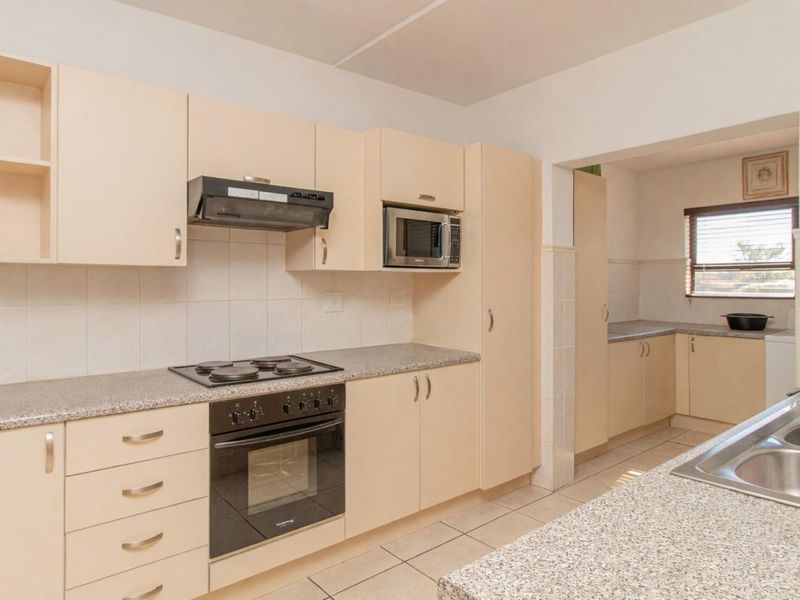 4 Bedroom Townhouse to Rent | Langebaan Country Estate | Prime Location - Photo 5